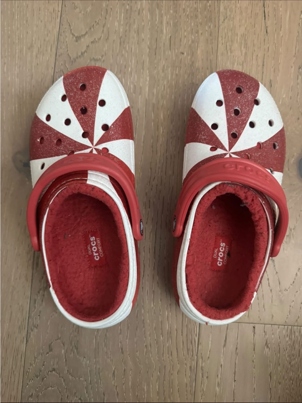 CROCS women’s ' Red and White Pinwheel Strap Clogs 6-7 fur lined